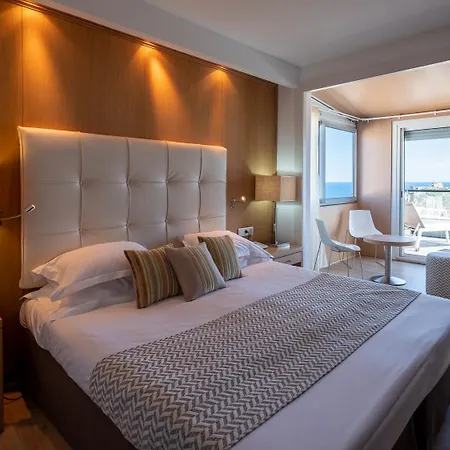 Revellata & Ξενοδοχείο 3*