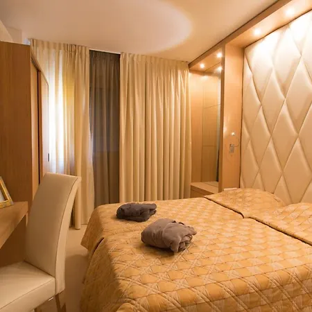 Revellata & Hotell 3*