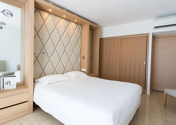 Hotel Revellata & 3*