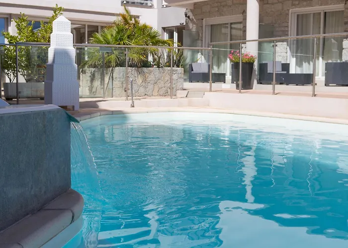 Revellata & מלון