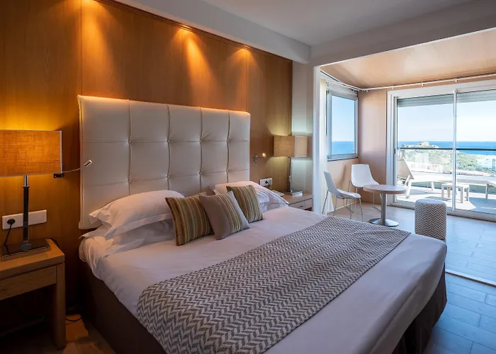 Revellata & Hotel 3*