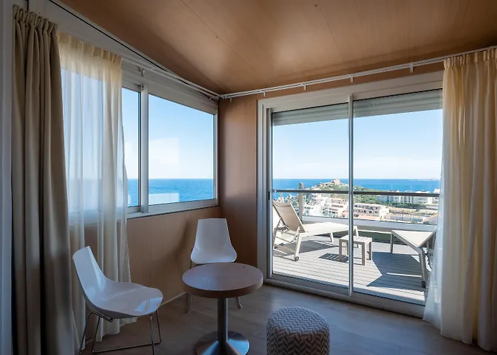 Revellata & Hotel 3*