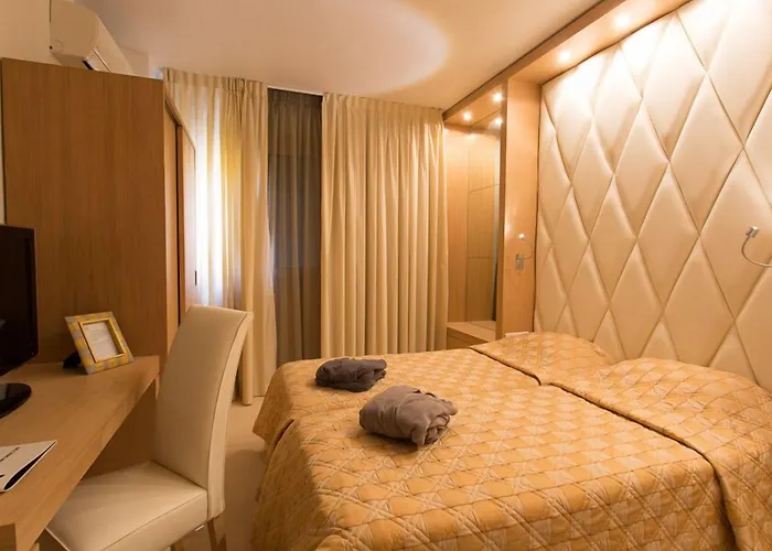 Revellata & Hotel 3*