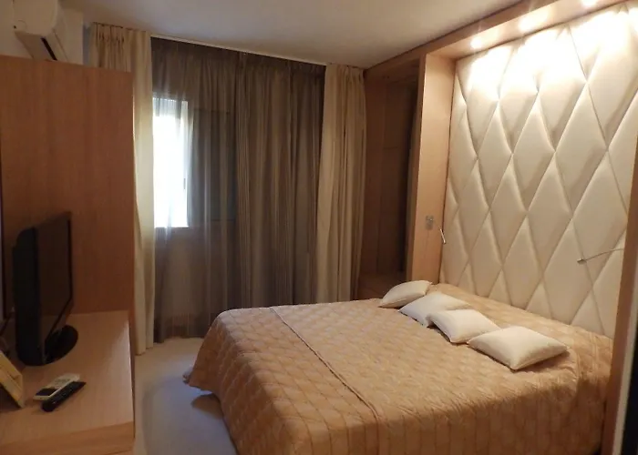 Hotel Revellata & 3*